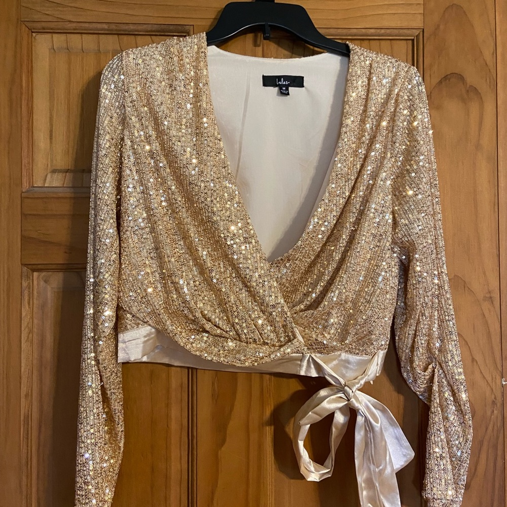 Gorgeous BNWOT Lulu’s gold sequin top. Size medium